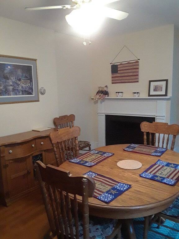 Ganze Wohnung, Im Stadtzentrum gelegenes Bristol nahe Ufergegend in Bristol (RI), Bristol County