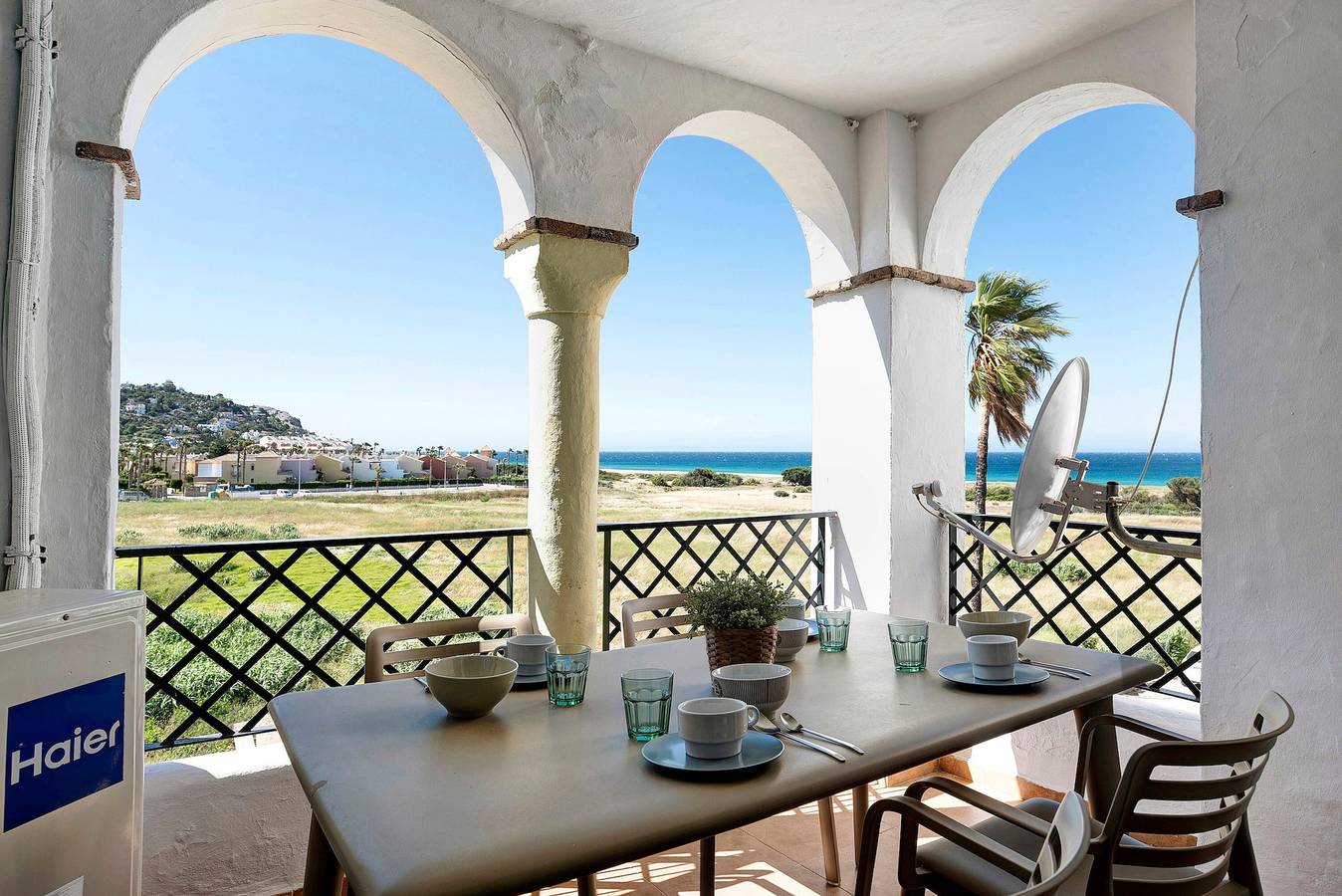 Apartamento entero, Apartamento "Semifrontal con vistas Zahara" cerca de la playa con vistas al mar, piscina y Wi-Fi in Atlanterra, Tarifa