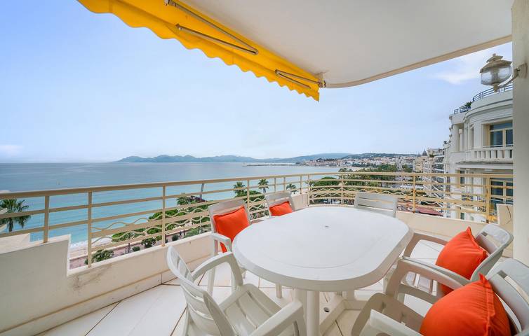 Entire holiday apartment, 110 sq. ft. Apartment with A/C, Parking, Terrace & Internet - 1km to Handi plage in Cannes, Mediterranean Coast (France)