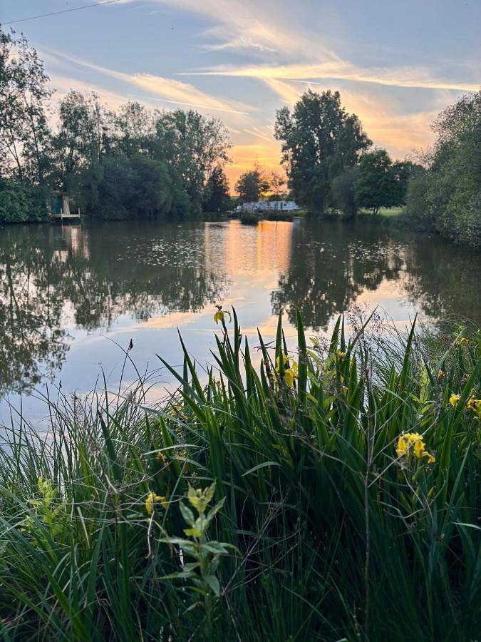 Camping pour 4 personnes, avec vue sur le lac ainsi que jardin et vue, animaux acceptés
