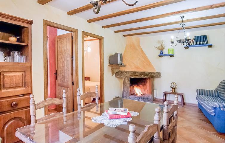 Cozy Laroya Apartment: WiFi, AC, Fireplace, Pool, Grill in Laroya, Cordillera Penibética