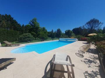 Chambre d’hôte pour 3 personnes, avec piscine ainsi que vue et jardin à Lédat