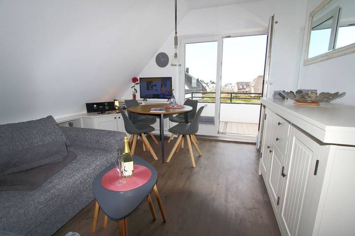 Ganze Wohnung, Helle und strandnahe Ferienwohnung in Wenningstedt mit Balkon und Strandkorb. in Nordfriesische Inseln (Schleswig-Holstein) (Schleswig-Holstein), Wenningstedt