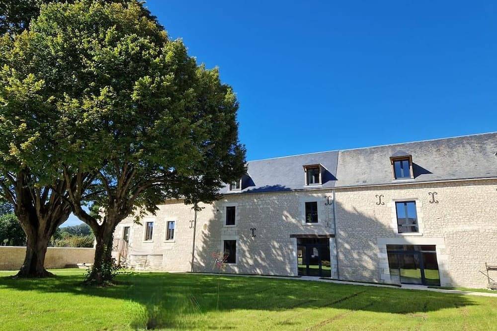 Maison rénovée Chinon avec pétanque, piscine, jeux enfants et billard in Lémeré, Parc naturel régional Loire-Anjou-Touraine