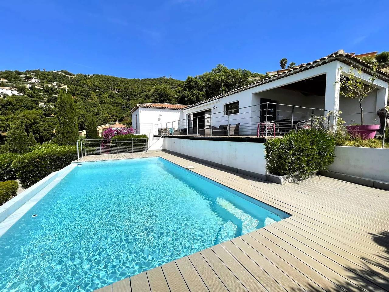 Villa climatisée avec piscine et vue mer pour 8 personnes au cœur du Domaine de Valcros in La Londe-les-Maures, Côte méditerranéenne (France)