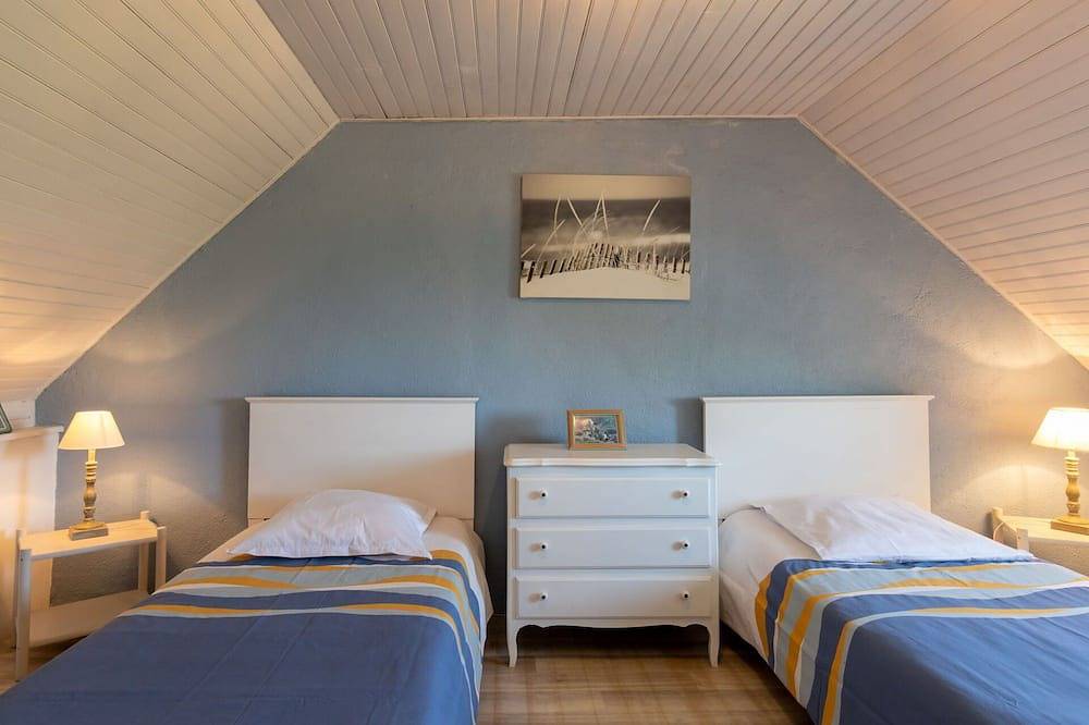 Beautiful private villa for 5 guests with Tv, terrace, pets allowed and panoramic view in Pointe du Raz, Plogoff