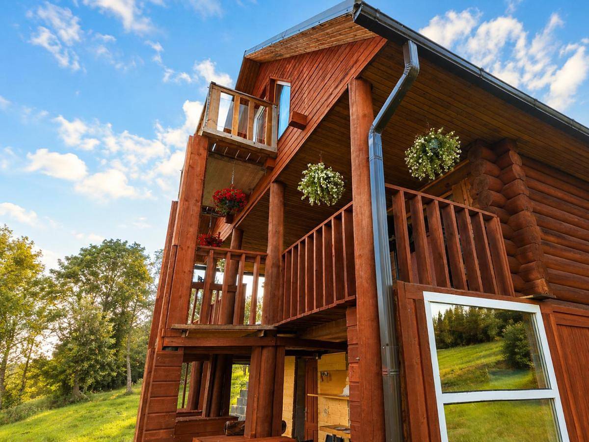 Peaceful Nature Cottage near Talsi with Hot Tub, Sauna & Pond, Camping Ives in Talsu novads, Kurland