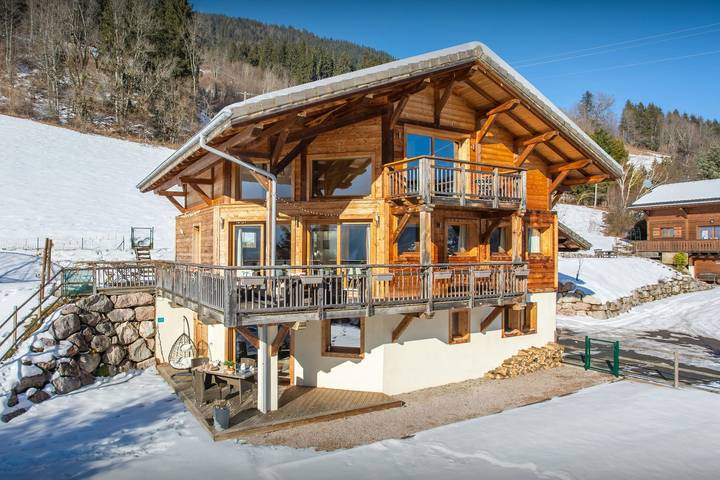 Gîte pour 14 personnes, avec Balcon et Jacuzzi ainsi que Terrasse et Jardin à Seytroux