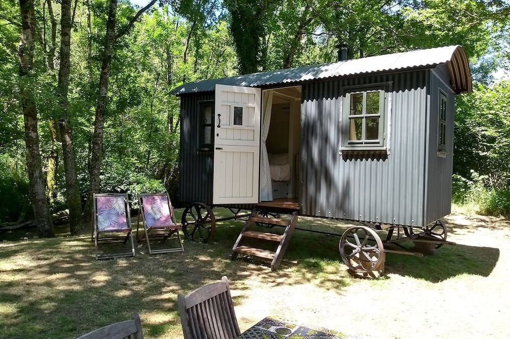Romantic riverfront shepherds' hut with outdoor kitchen w/firepit in Busserolles, Parc naturel régional Périgord-Limousin