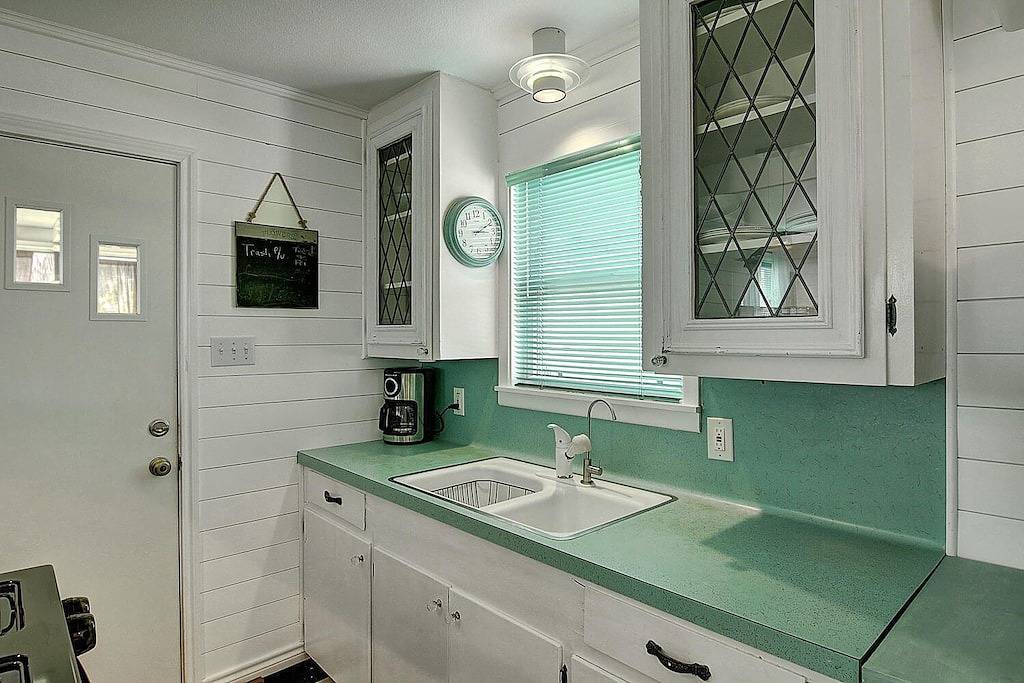 Romantisches Märchenbuchhäuschen in den Bougainvilleen der Altstadt Port A! in Port Aransas, Mustang Island