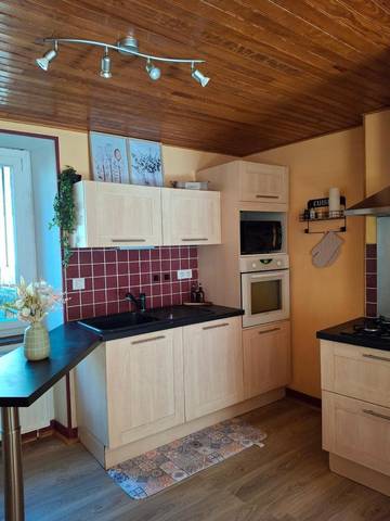 Gîte pour 6 personnes, avec jardin et terrasse, animaux acceptés à Rochefort-Montagne