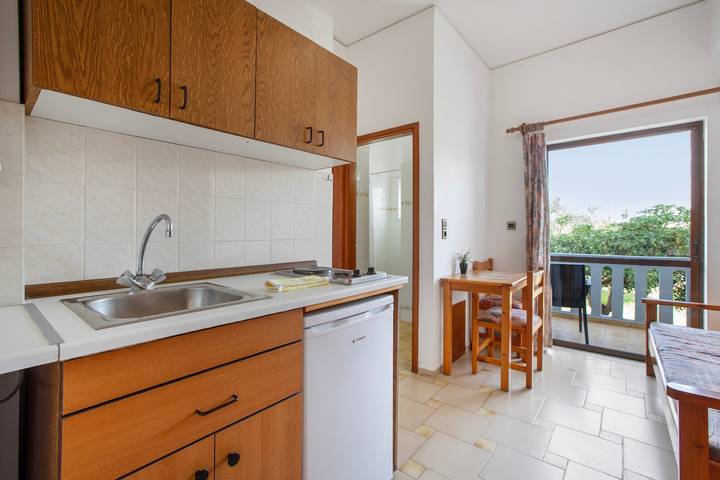 Hel lägenhet, Apartment 'Popi  3 Adults' with Sea View, Wi-Fi and Air Conditioning in Agia Marina, Chania region