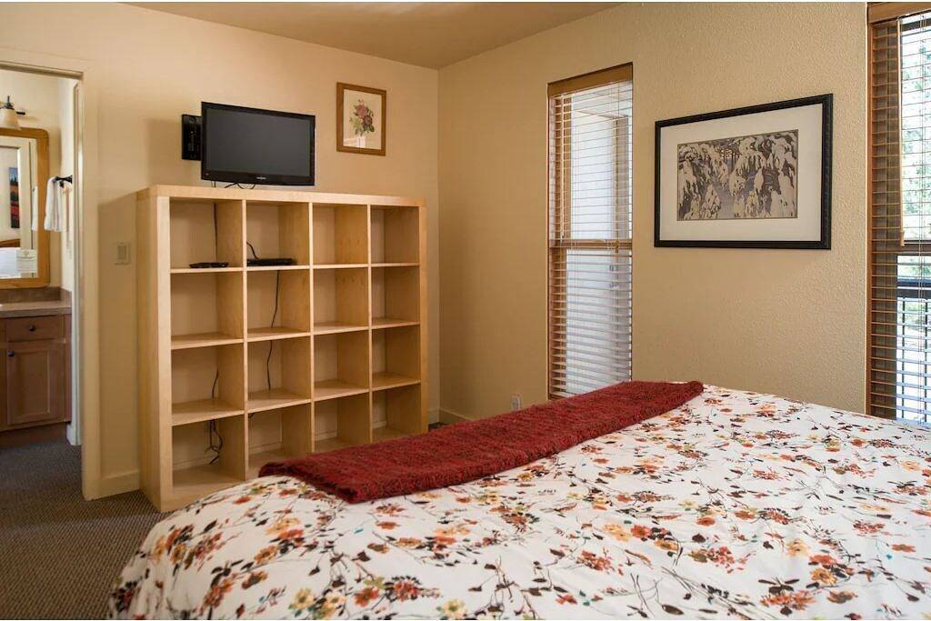 Ganze Wohnung, Over the trees view of a little bit of Heaven, from your comfy Condo. in Mt. Bachelor