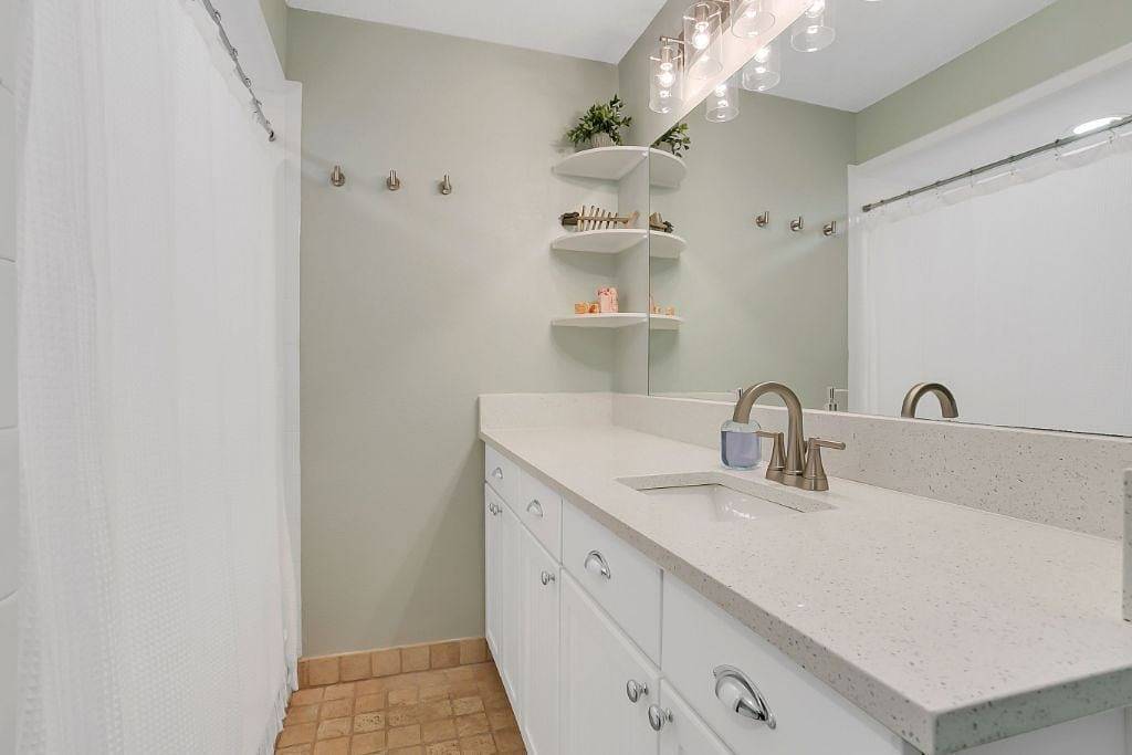 Private home with fenced yard. Walk to the Beach! in New Smyrna Beach, Florida