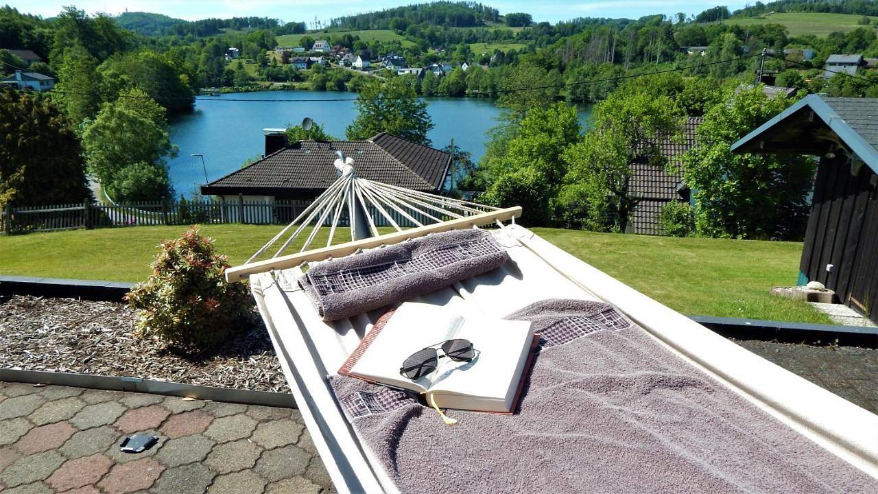 Ganze Wohnung, Seeblick-Ferienwohnung "Agger-Blick 1" mit großer Terrasse, kostenlosen E-Bikes, Sauna & Kajak in Gummersbach, Oberbergischer Kreis