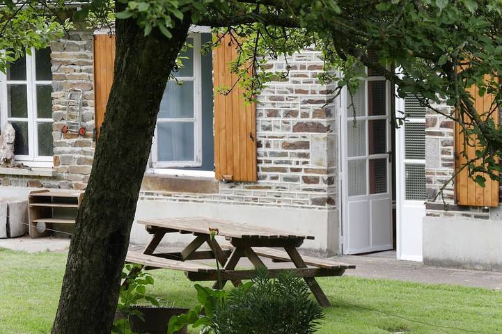 Petite maison o bord de l'eau. in Valdallière, Région de Vire