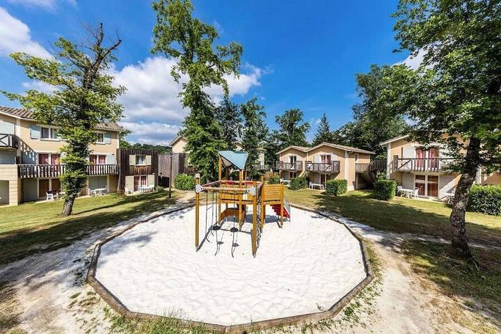 Location de vacances pour 5 personnes, avec piscine ainsi que terrasse et vue à Barbaste - 4