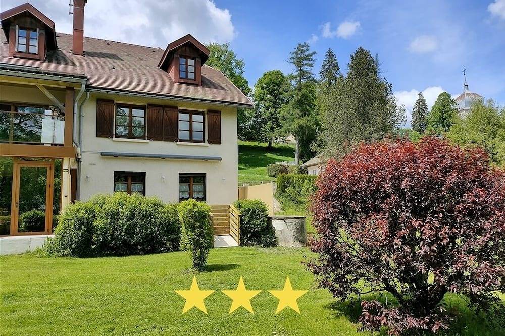 Apartamento entero, Casa rural n ° 829 du Haut-Jura con spa y sauna, clasificada 3 mazorcas de maíz en Gîtes de France in Foncine-le-Haut, Parc naturel régional du Haut-Jura