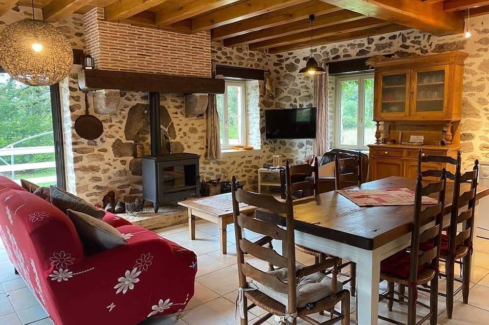 A tranquil setting with beautiful views in Abjat-sur-Bandiat, Regionaler Naturpark Périgord-Limousin