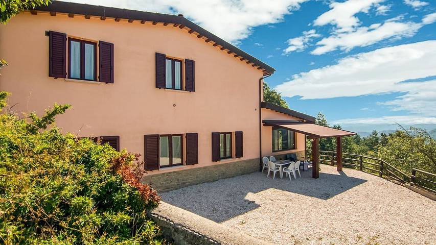 Agriturismo per 7 persone, con piscina e idromassaggio nonché giardino in Apecchio