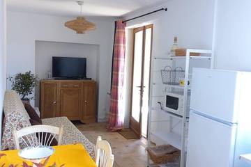 Gîte pour 2 personnes, avec terrasse et jardin à Coaraze
