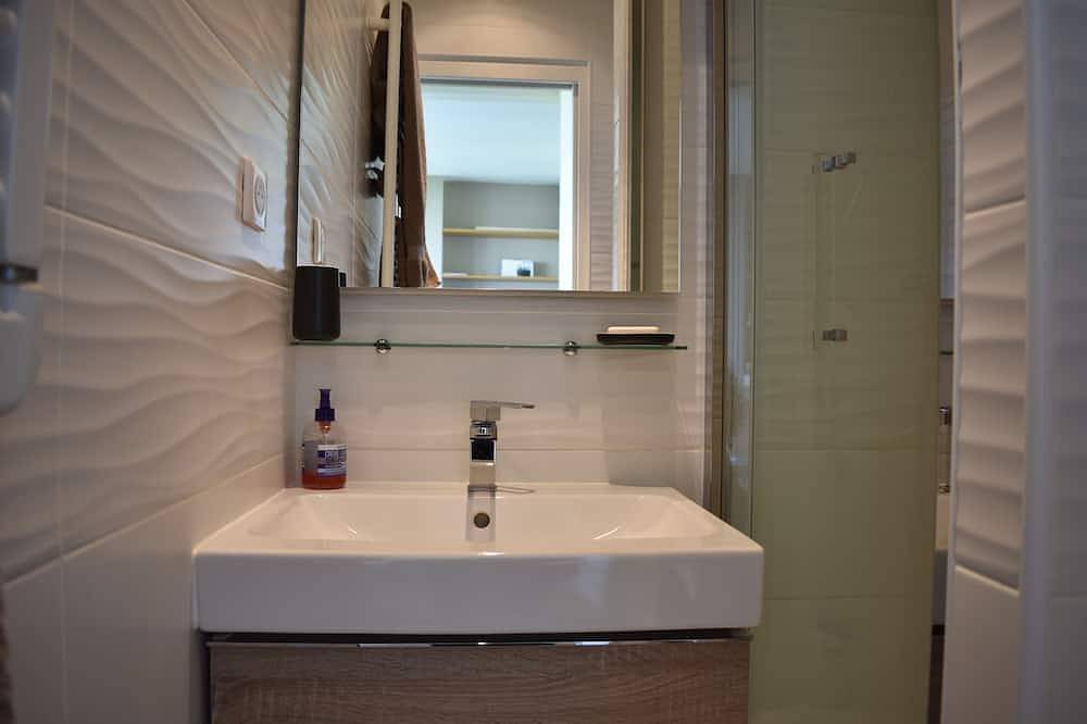 Ganze Wohnung, Bright Studio Apartment With High View in Paris, Ile de France
