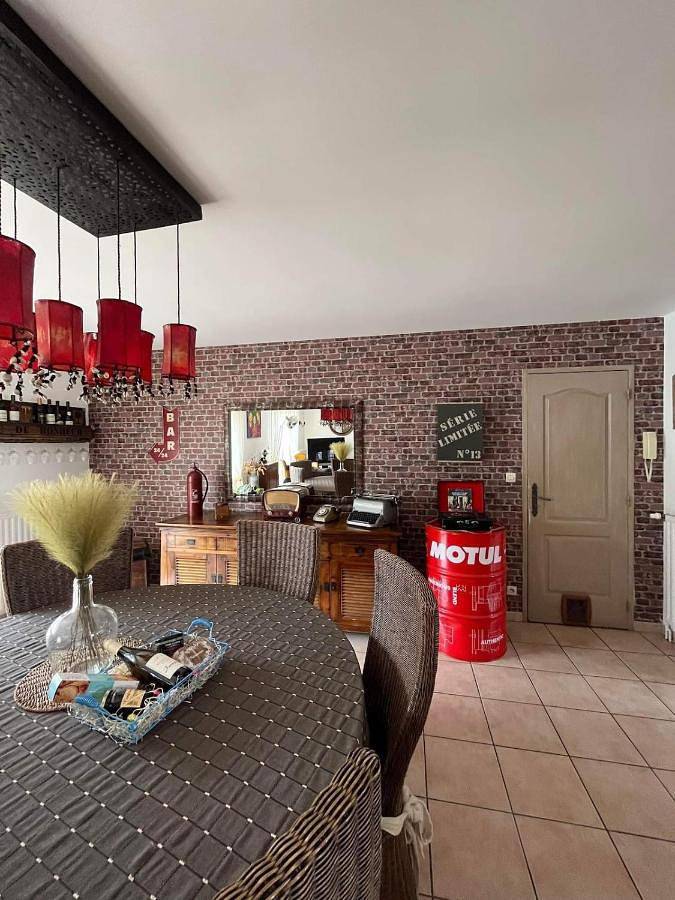 Location de vacances pour 10 personnes, avec terrasse ainsi que piscine et jardin à Ruaudin - 2