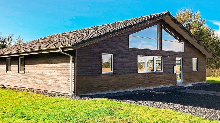 Ferieudlejning for 10 personer, med jacuzzi og terrasse, husdyr tilladt på Sjælland
