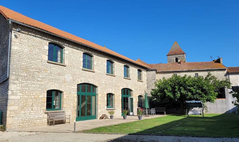 Gîte pour 6 personnes, avec piscine à Chef-Boutonne