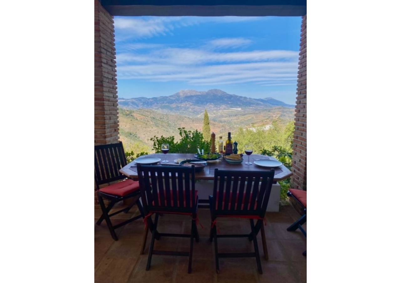 Cottage "Casita soleggiata in collina a Guaro" con vista sulle montagne in Guaro, Sierra de las Nieves