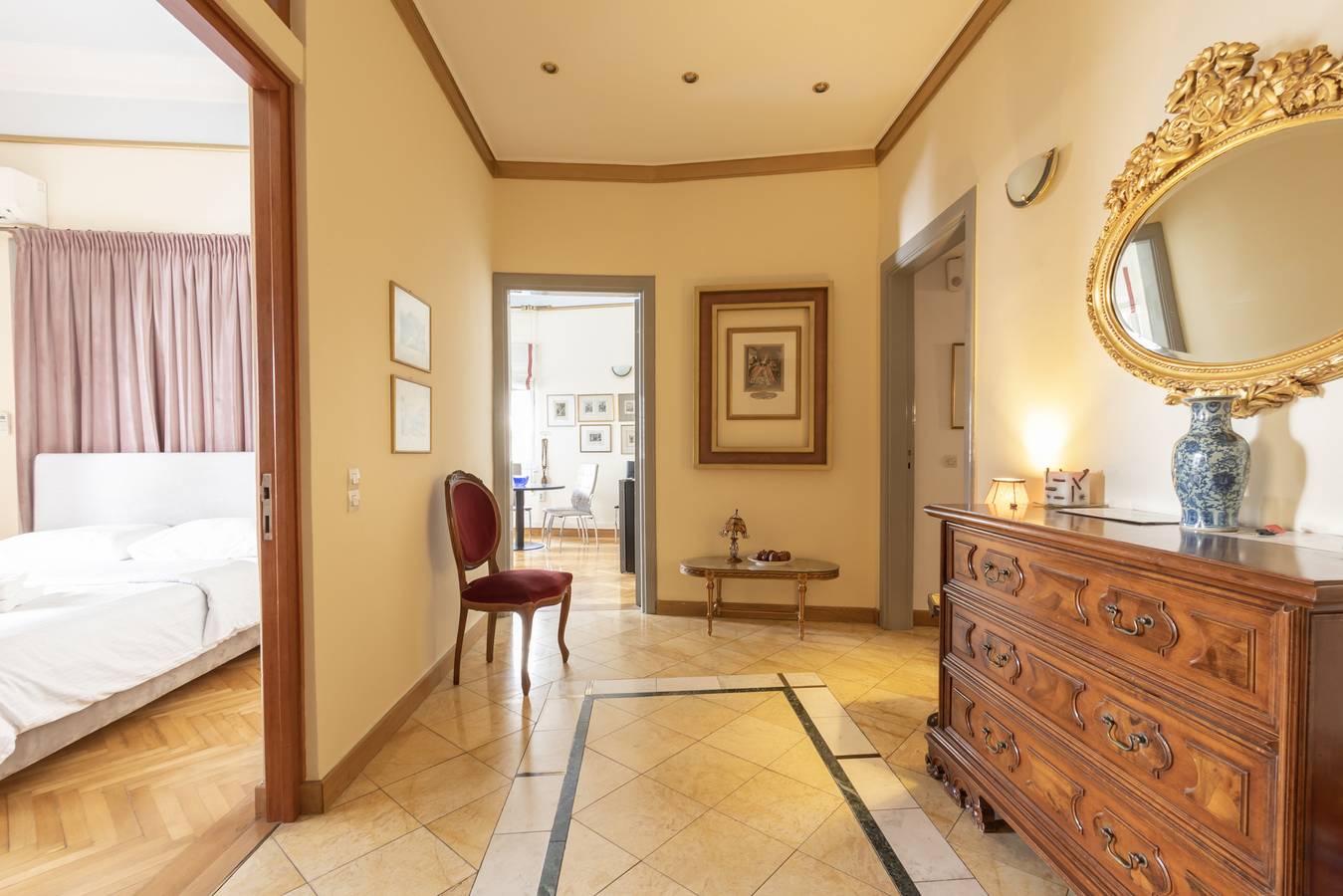 Entire apartment, Ideal 4 bdr Apartment in Plaka for 10! in Central Section of Athens, Athens