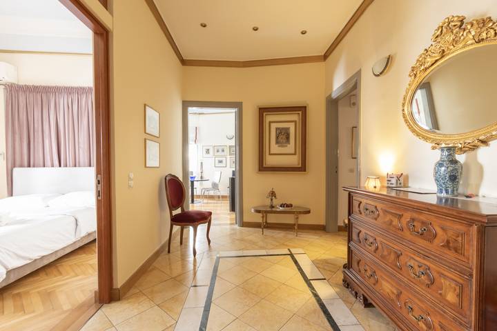 Entire apartment, Ideal 4 bdr Apartment in Plaka for 10! in Central Section of Athens, Athens