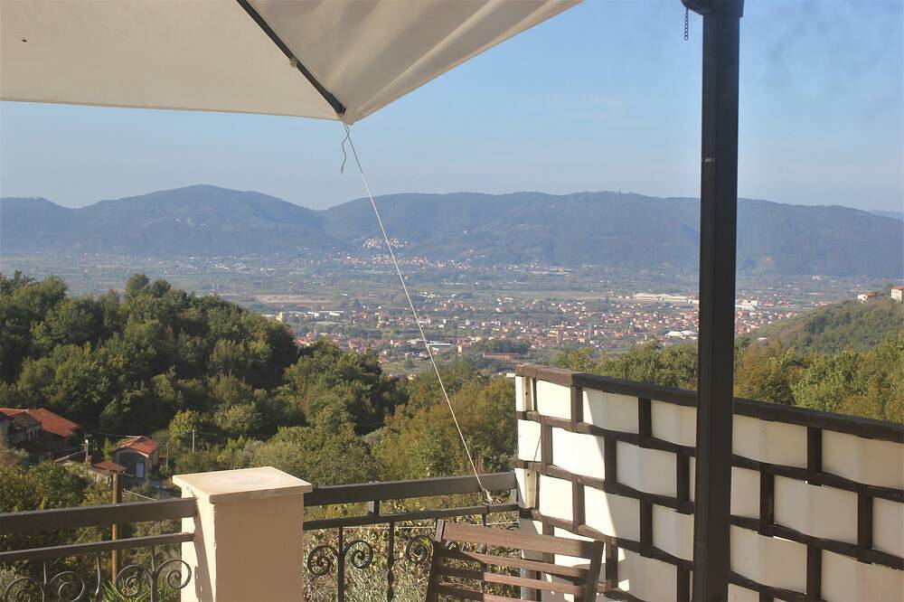 Geheel appartement, Green Twee kamers, ontspannen in het uitzicht op het platteland en ongeëvenaarde, prive zwembad in Castelnuovo Magra, Italiaanse Rivièra