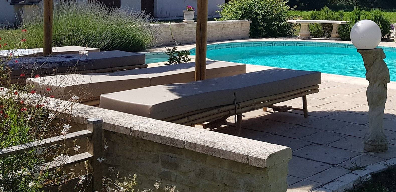 Roulotte 'Au Bois Chéri - avec piscine balnéo partagée in Bussac-Forêt, Région de Jonzac