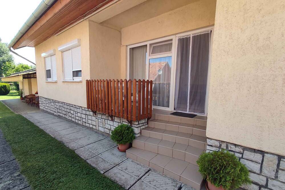 Ganze Wohnung, Ferienwohnung in der Nähe vom Strand in ruhiger Straße in Balatonszemes, Plattensee Südufer
