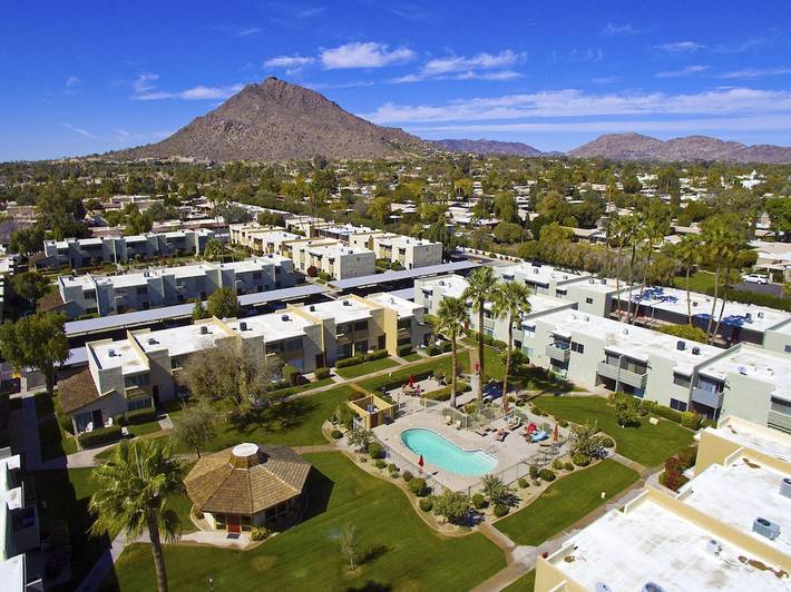 Vacation rental for 7 people, with terrace and pool as well as yard in Camelback Mountain