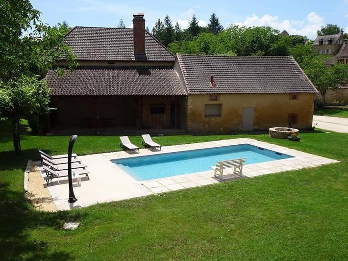 Location de vacances pour 13 personnes, avec vue ainsi que jardin et piscine à Milhac