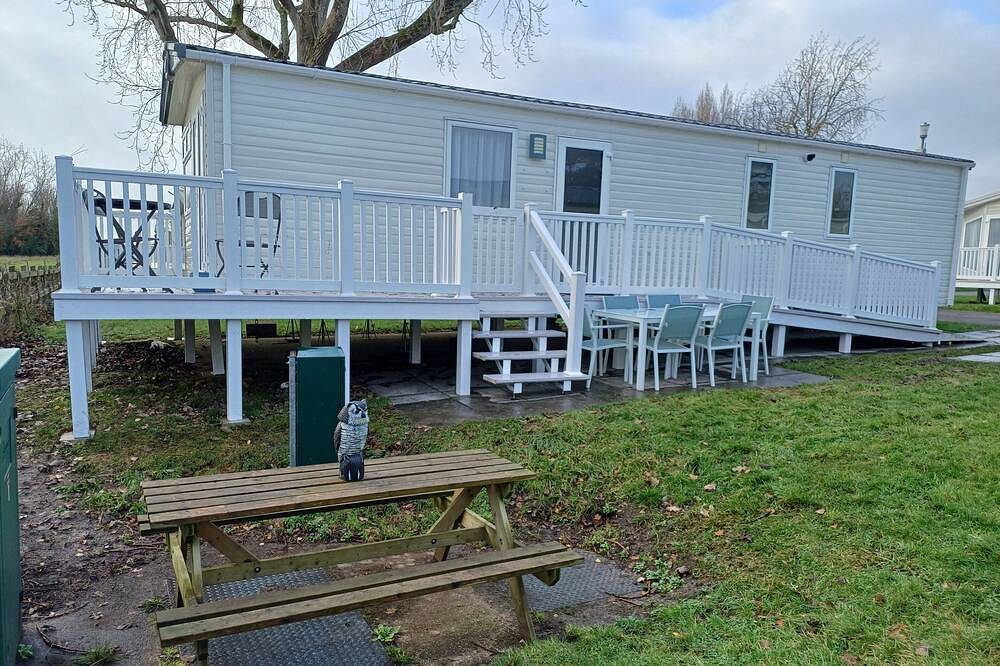 Bird of Paradise - Lovely modern dog friendly caravan at Rockley Park, Poole in Poole, Poole Harbour