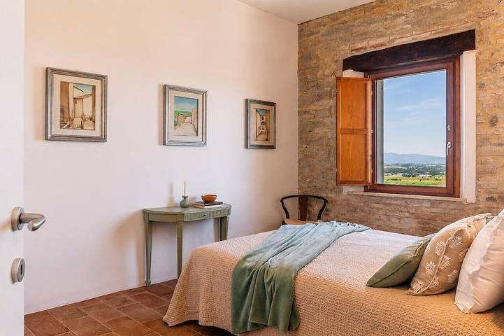 Appartamento intero, Panoramic Views in the Heart of Tuscany, Historic Borgo Apartment with balcony. in Sinalunga, Siena e dintorni