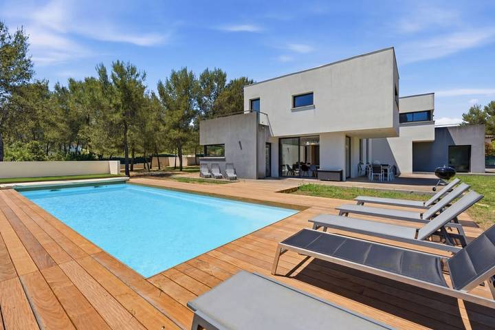 Location de vacances pour 11 personnes, avec jardin et piscine, animaux acceptés à Saint-Gély-du-Fesc
