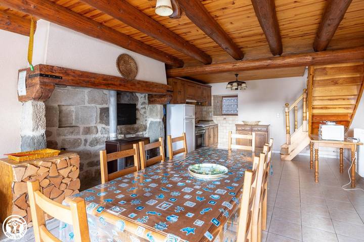 Gîte avec parking et jardin, 2km de Beurières in Parc Naturel Régional Livradois-Forez