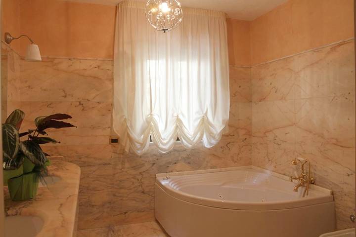 Location de vacances pour 2 personnes, avec terrasse ainsi que jacuzzi et jardin dans Rodi Garganico - 3