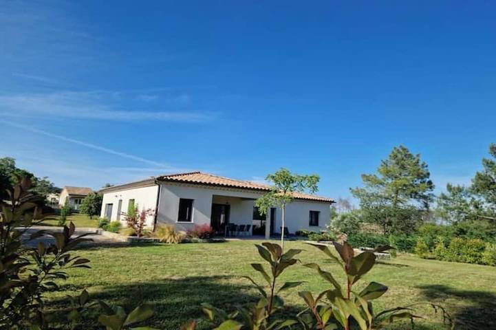 Location de vacances pour 6 personnes, avec terrasse ainsi que jacuzzi et jardin à Montréal (Rhône-Alpes)