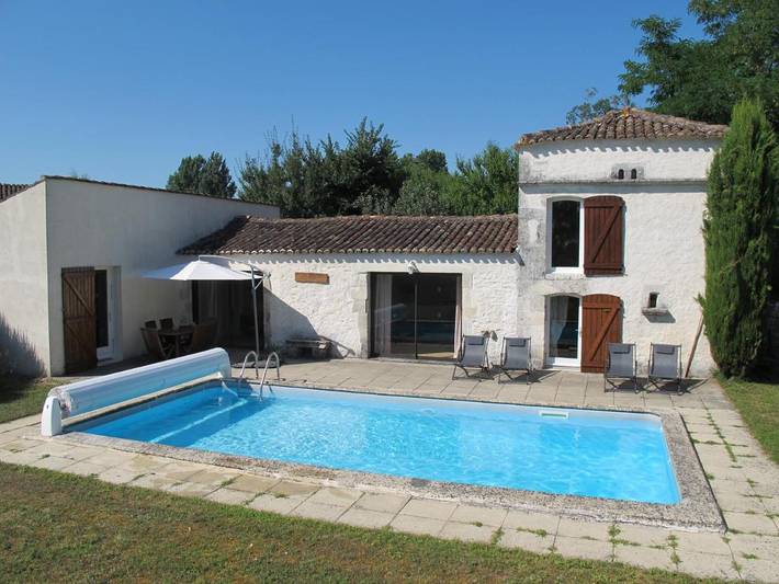 Location de vacances pour 8 personnes, avec Terrasse ainsi que Jardin et Piscine à Corme-Écluse