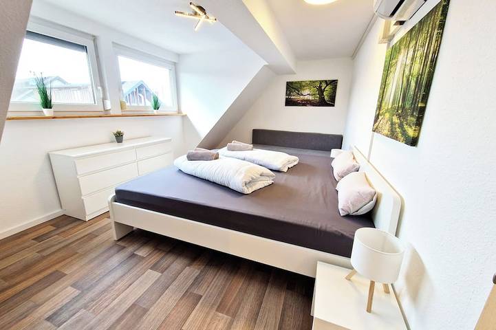 Ganze Wohnung, Zauberhafte Dachwohnung mit 3 Schlafzimmern nur 5 min zum Europa-Park in Rheinhausen, Südschwarzwald