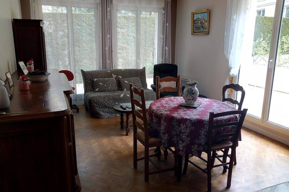 Appartement entier, Coin de Verdure à 6 km de Paris et 15 mn. Centre de Paris - Rer Direct à 200 m in Le Plessis-Robinson, Hauts-de-Seine