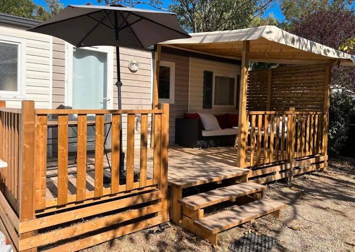 Camping pour 6 personnes, avec bassin pour enfant ainsi que jardin et piscine