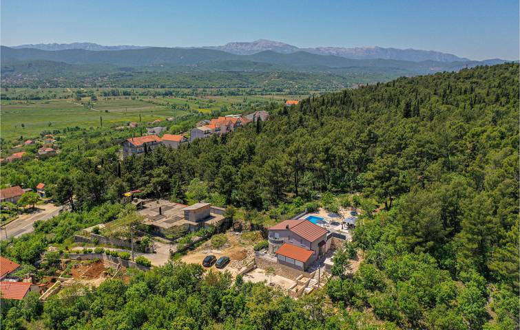 Gemütliche Ferienwohnung mit Pool, WLAN und Terrasse in der Nähe der wichtigsten Sehenswürdigkeiten von Imotski in Imotski, Makarska Riviera
