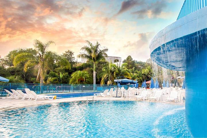 Pousadas para 4 pessoas, com piscina infantil e piscina e ainda jardim em Poços de Caldas