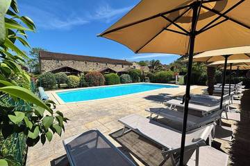 Gîte pour 2 personnes, avec terrasse ainsi que jardin et piscine à Calès